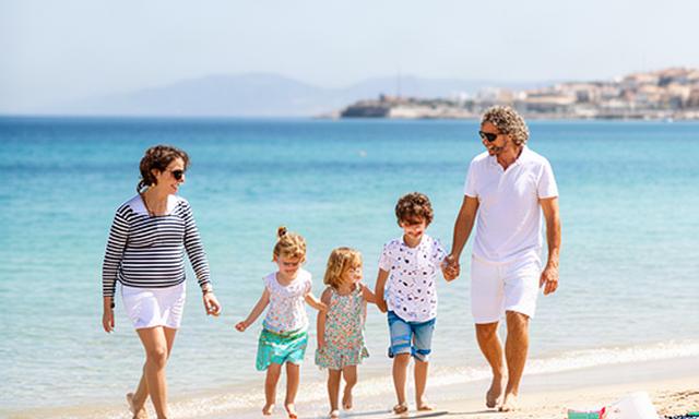 Familia con niños pequeños junto a la playa de Vinaròs
